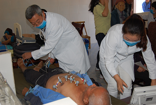 3.jpg 慈銘體檢醫療隊為老人們進行體檢