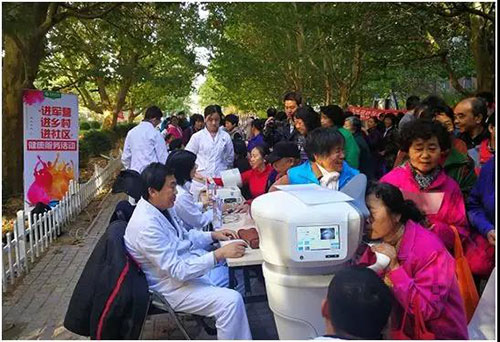 4慈銘進社區(qū)義診現(xiàn)場火爆.jpg