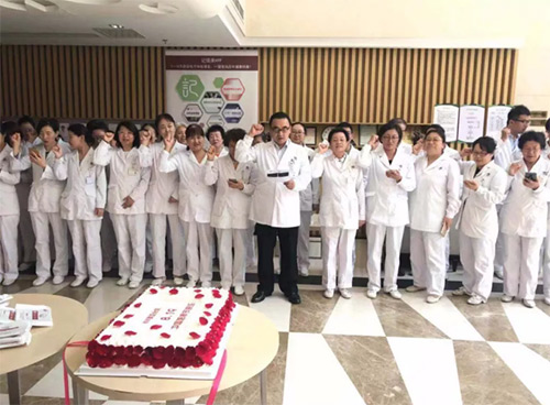 8慈銘體檢奧亞分院為在崗在職的醫(yī)師們慶?！爸袊?guó)醫(yī)師節(jié)”.jpg