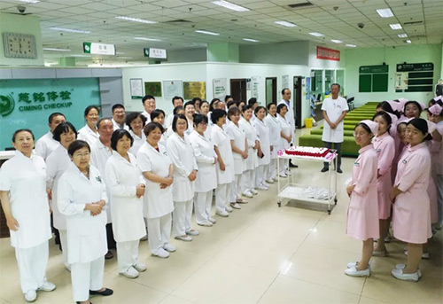 12慈銘體檢世紀(jì)城分院為在崗在職的醫(yī)師們慶?！爸袊?guó)醫(yī)師節(jié)”.jpg