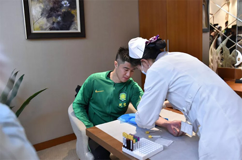 9慈銘奧亞醫(yī)護人員給中赫國安球員采血.jpg 9慈銘奧亞醫(yī)護人員給中赫國安球員采血.jpg
