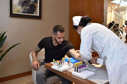 10慈銘奧亞醫(yī)護人員給中赫國安球員采血2.jpg 10慈銘奧亞醫(yī)護人員給中赫國安球員采血2.jpg