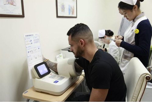 12慈銘奧亞醫(yī)護人員給中赫國安球員測量血壓.jpg 12慈銘奧亞醫(yī)護人員給中赫國安球員測量血壓.jpg