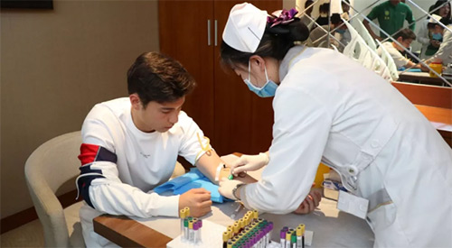 13慈銘奧亞醫(yī)護人員給中赫國安球員采血4.jpg 13慈銘奧亞醫(yī)護人員給中赫國安球員采血4.jpg