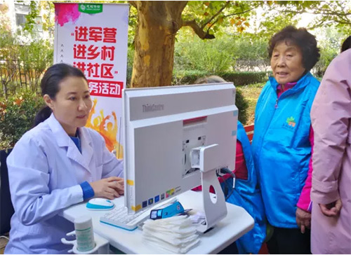 2韓小紅博士帶領(lǐng)慈銘醫(yī)生團(tuán)隊(duì)進(jìn)社區(qū)義診.jpg 2韓小紅博士帶領(lǐng)慈銘醫(yī)生團(tuán)隊(duì)進(jìn)社區(qū)義診.jpg