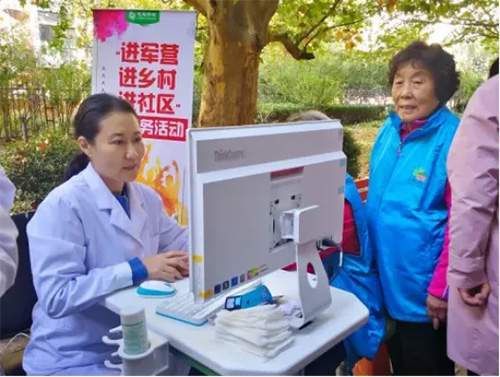 4慈銘集團創始人、韓博士醫療集團董事長韓小紅博士進社區義診.jpg 4慈銘集團創始人、韓博士醫療集團董事長韓小紅博士進社區義診.jpg