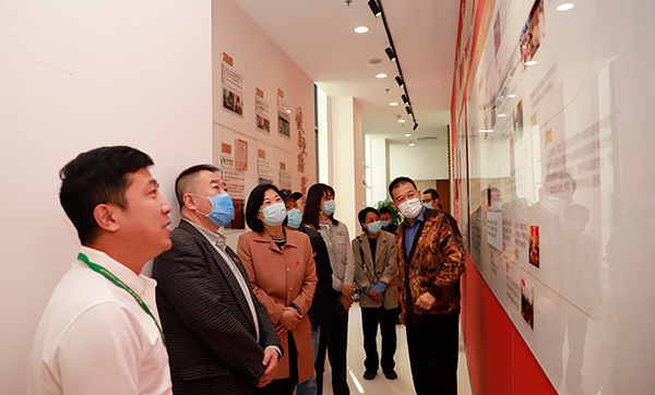 7慈銘集團(tuán)聯(lián)席總裁韓圣群與黨委副書記陳金珠陪同市、區(qū)紅十字會領(lǐng)導(dǎo)參觀了慈銘黨建墻.jpg